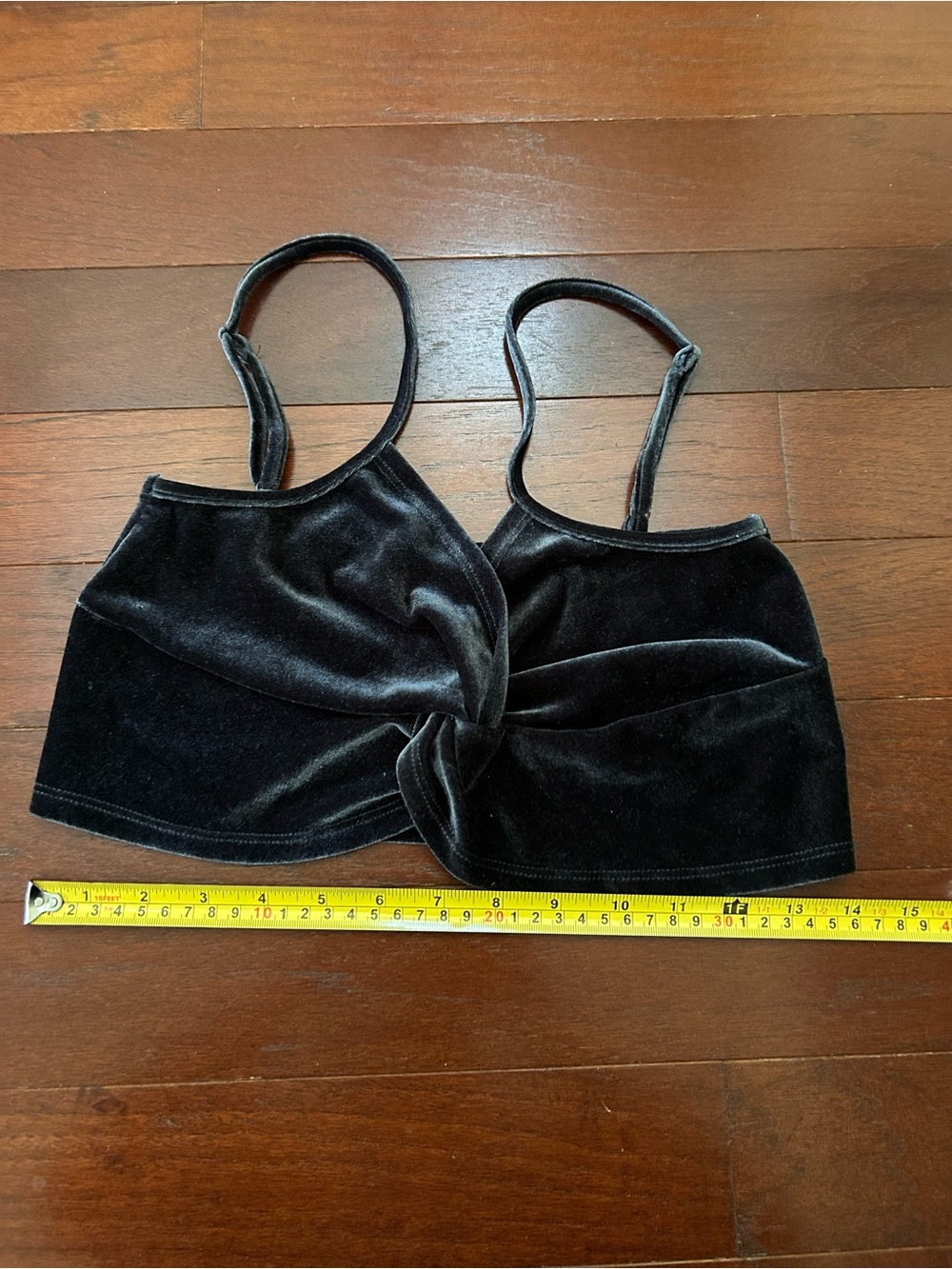 Bear Dance Velvet Crop Top with Twist
Knot Detail black/dark grey size S - Picture 2 of 7